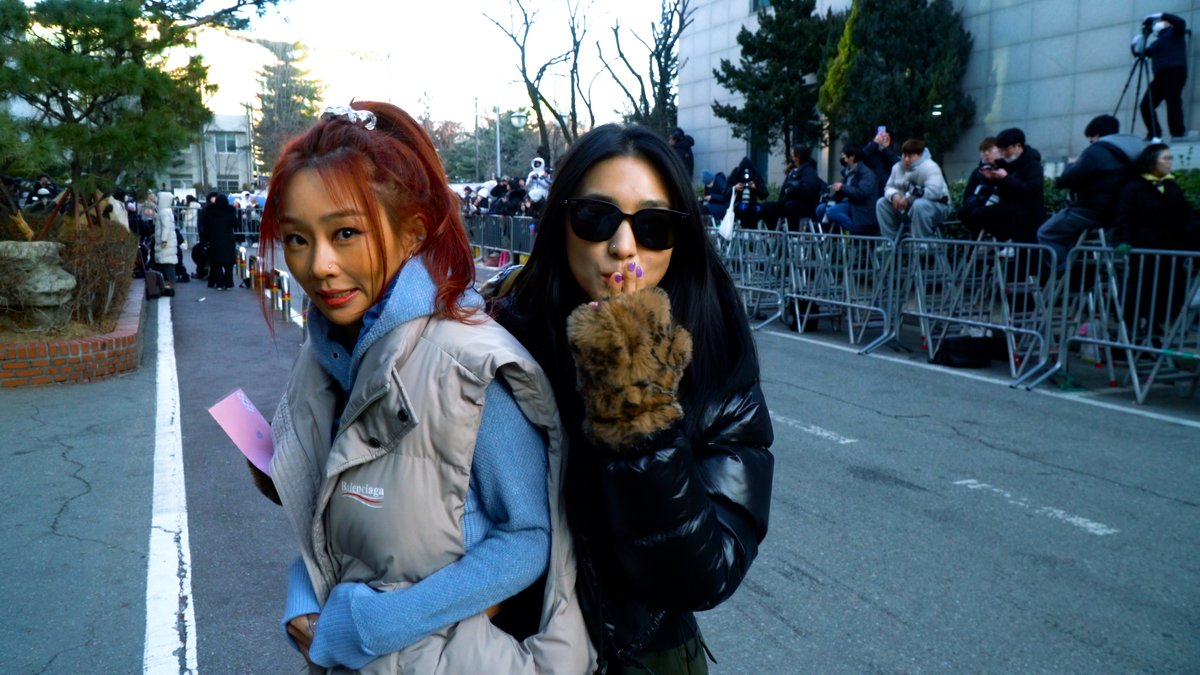 kbsworld_enter's tweet image. [4K] SISTAR19 EYE CONTACT CAM :: 씨스타19 아이컨택캠 @ MUSIC BANK
【 EYE CONTACT CAM 🎥】

#SISTAR19 #씨스타19 #효린 #보라 #HYOLYN #BORA
#뮤직뱅크출근길 #EyeContactCam #아이컨택캠 #아컨캠

youtu.be/_SQMmWkUisg