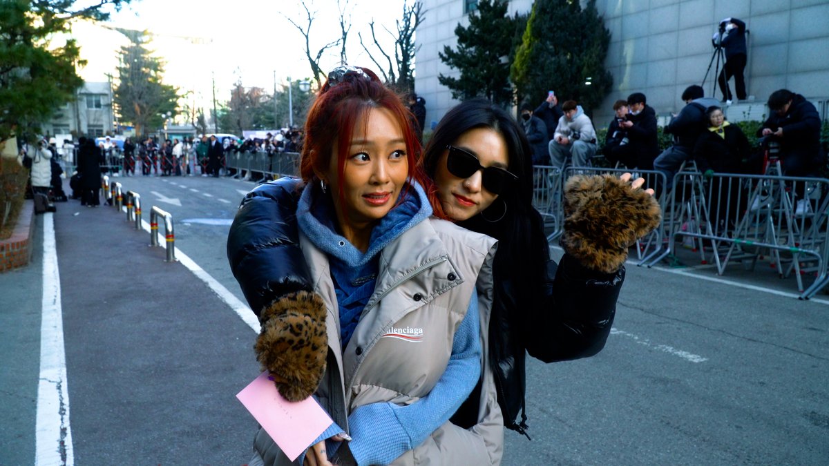 kbsworld_enter's tweet image. [4K] SISTAR19 EYE CONTACT CAM :: 씨스타19 아이컨택캠 @ MUSIC BANK
【 EYE CONTACT CAM 🎥】

#SISTAR19 #씨스타19 #효린 #보라 #HYOLYN #BORA
#뮤직뱅크출근길 #EyeContactCam #아이컨택캠 #아컨캠

youtu.be/_SQMmWkUisg