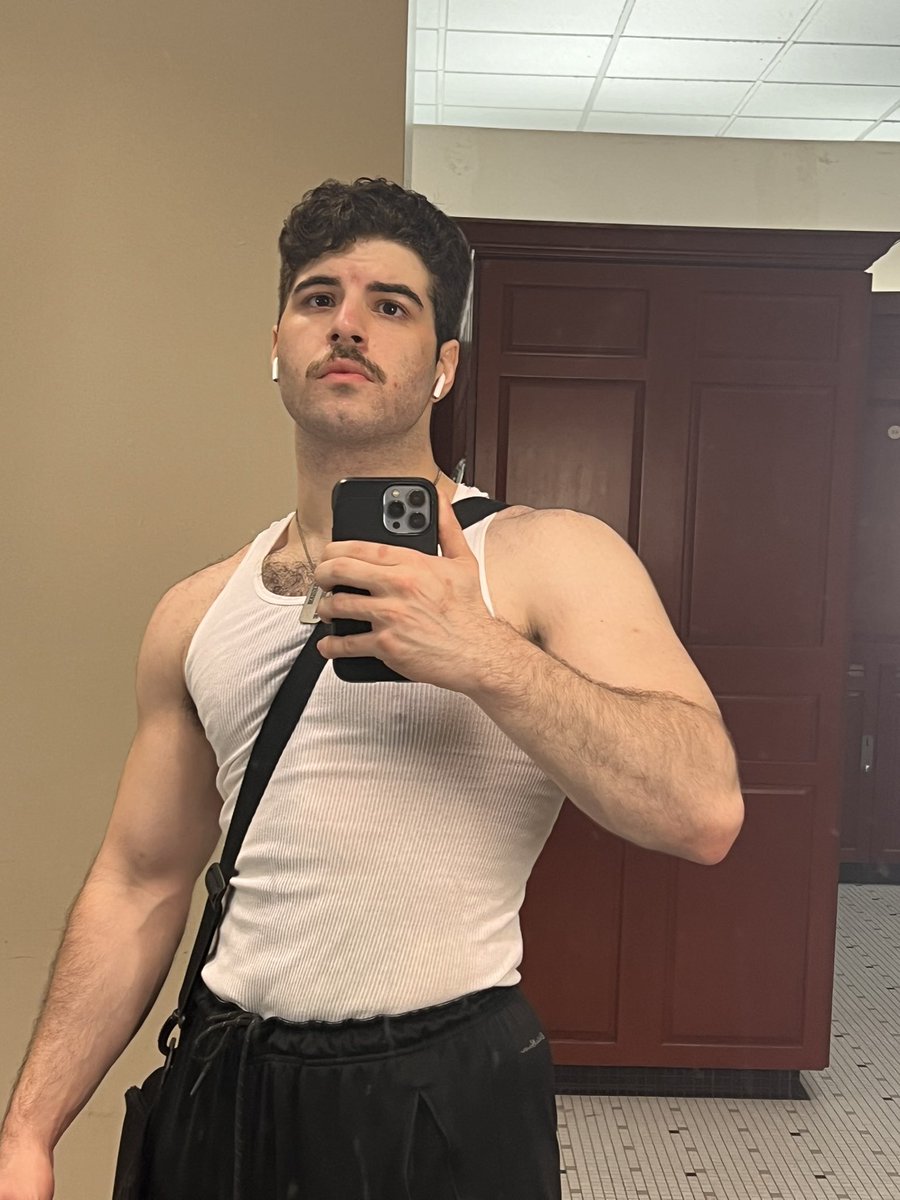 loganbelifting's tweet photo. we have *nondescript white guy from action movie* at home https://t.co/6qsEnJBaRm