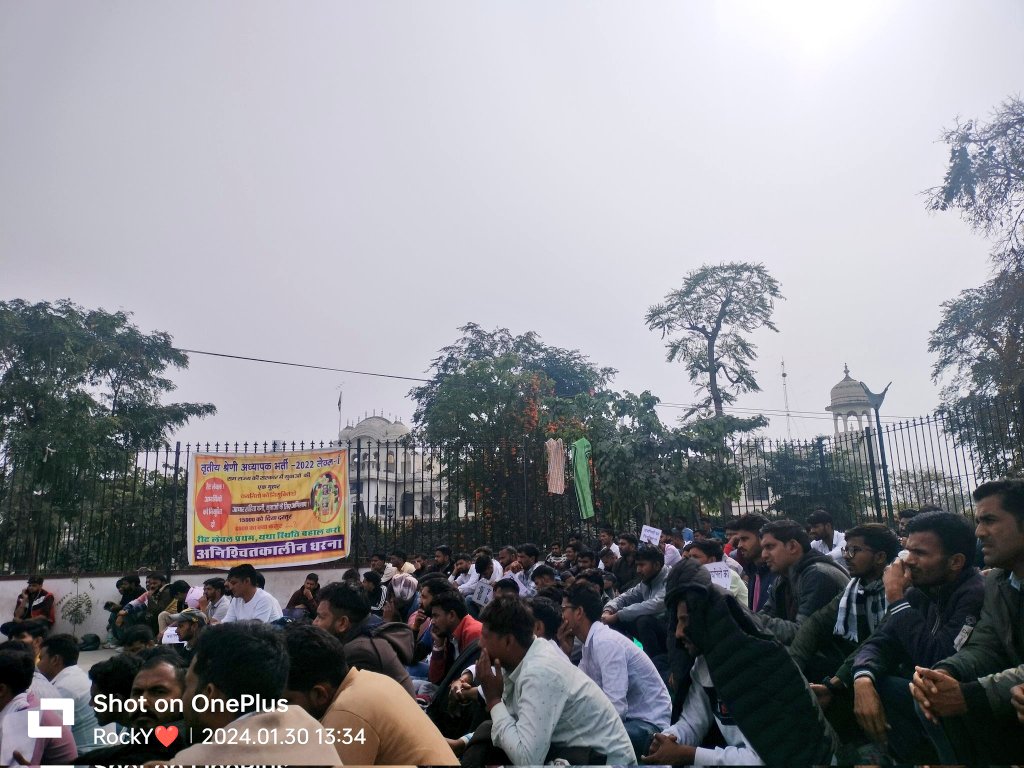 रीट लेवल प्रथम के अभ्यर्थी नियुक्ति को लेकर लगातार 3 दिन से धरने पर बैठे हैं सरकार को संज्ञान लेकर समाधान करना चाहिए,
<a href="/alokrajRSSB/">Alok Raj</a> आपसे विशेष निवेदन है कि आप इन युवाओं का बिना कसूर के ऐसे प्रताड़ित ना करके कोर्ट में मजबूत पक्ष रखें जिससे हमारे रास्ते खुले🙏
