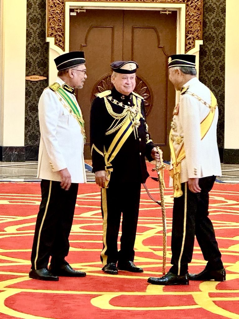 Hari ini saya bersama-sama YAB Perdana Menteri dan Barisan Jemaah Menteri menghadiri Istiadat Melafaz Sumpah dan Menandatangani Surat Sumpah Jawatan Kebawah Duli Yang Maha Mulia Seri Paduka Baginda Yang Dipertuan Agong, Sultan Ibrahim sebagai sebagai Yang Dipertuan Agong yang