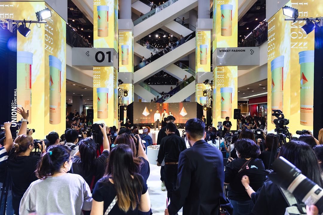 📸 อีเวนต์เปิดตัวผลิตภัณฑ์เพื่อสุขภาพ ที่งานนี้ได้หนุ่มฮ็อตอย่าง #BillyBabe จาก #TheSignลางสังหรณ์  มาร่วมงาน และ เซ้นต์ ศุภพงษ์ CEO คนเก่ง 

IG/coeventmall 
FB/Union Co-Event Mall

#Saint_sup 
#FITOXYxBillyBabe

#FITOXY #PIRAMYST 
#bbil1ypn #babiibabe 
#UNIONMALL #ยูเนี่ยนมอลล์