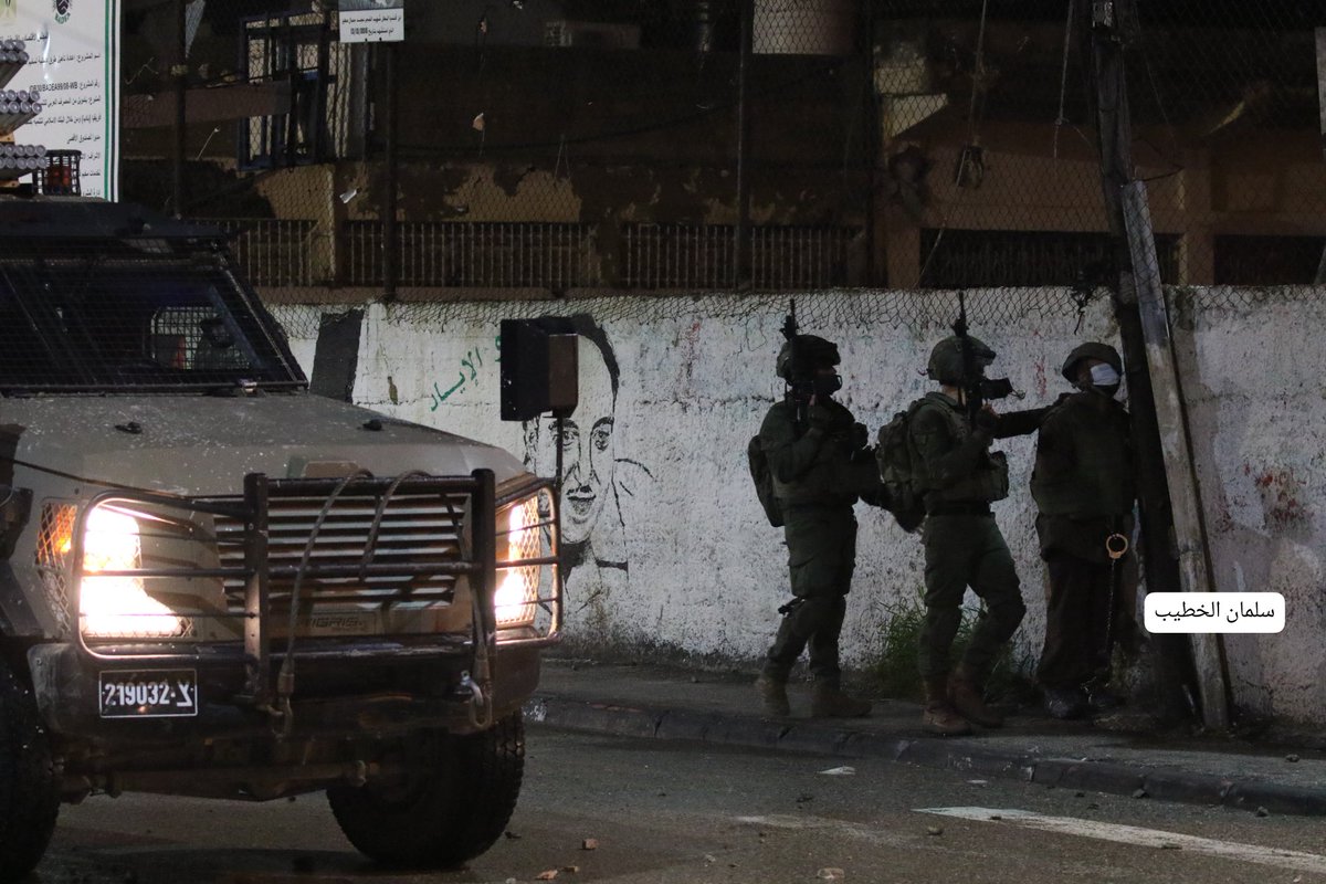 Sallman_kh's tweet photo. احضار أسير فلسطيني مكبل اليدين والقدمين ومعصوب العينين خلال اقتحام قوات الاحتلال لمخيم قلنديا للاجئين شمال القدس المحتلة.

A Palestinian prisoner was brought with shackled hands &amp; feet and blindfolded during the occupation forces’ storming of the Qalandia refugee camp. https://t.co/wiv3INo12F