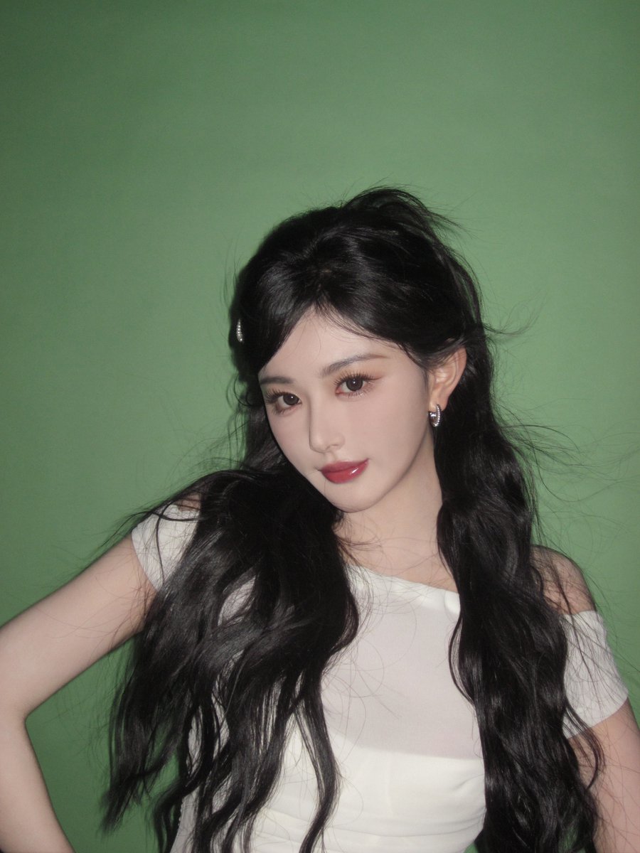 #KongXueer’s studio shares new snaps