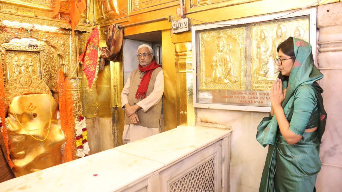 manojmathur01's tweet photo. आज राज्यसभा में शपथ लेने से पहले सुबह CP प्राचीन हनुमान मंदिर में @SwatiJaiHind जी ने बजरंग बली के चरणों में सर झुकाकर आशीर्वाद लिया 

जय बजरंग बली 🙏🙏🙏 https://t.co/cjZkGSsWC6