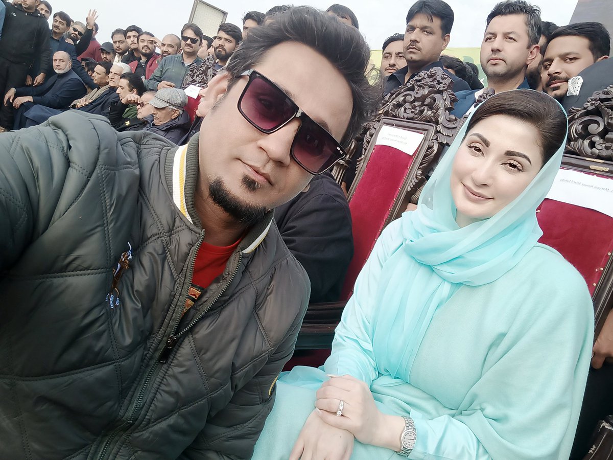 Sialkot jalsa with madam <a href="/MaryamNSharif/">Maryam Nawaz Sharif</a> 
Singer "Mian de Naray "