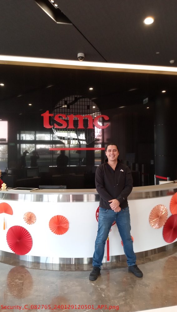 Wow! What impressed me is that employees need to pass their badge over the printer to print stuff (which is supervised). Also, they are givilen Smartphones, and to take pictures they also need to scan their badge with their phone (which is also supervised)......... 🥹😳🤤