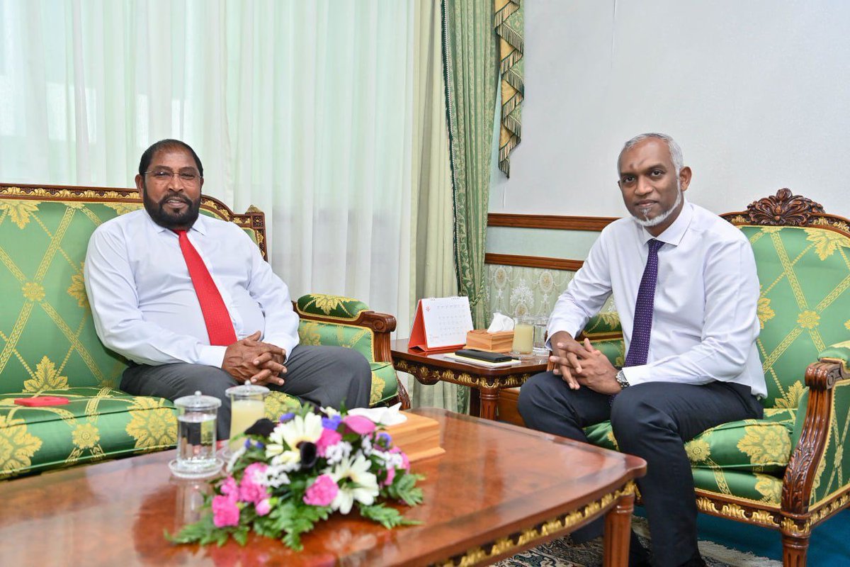 Qasim Ibrahim (@qasimibrahim) on Twitter photo ރައްޔިތުންގެ ފުރިހަމަ ބޮޑު އަޢުލަބިއްޔަތުން، ޑިމޮކްރަސީގެ ހަމަތަކުގެ ތެރެއިން ރައީސުލް ޖުމްހޫރިއްޔާގެ މަޤާމަށް ރައްޔިތުން އިންތިޚާބުކޮށްފައިވާ ރައީސުލްޖުމުހޫރިއްޔާ <a href="/MMuizzu/">Dr Mohamed Muizzu</a> ޑރ. މުޙައްމަދު މުޢިއްޒުމަޤާމާ ހަވާލުވިތާ އަދި މިވީ އެންމެ ދެ މަސްދުވަހެވެ.
އެމަނިކުފާނު ޤާނޫން އަސާސީ އާއި ރައްޔިތުންގެ ފުރިހަމަ ބޮޑު އަޢުލަބިއްޔަތުން، ޑިމޮކްރަސީގެ ހަމަތަކުގެ ތެރެއިން ރައީސުލް ޖުމްހޫރިއްޔާގެ މަޤާމަށް ރައްޔިތުން އިންތިޚާބުކޮށްފައިވާ ރައީސުލްޖުމުހޫރިއްޔާ <a href="/MMuizzu/">Dr Mohamed Muizzu</a> ޑރ. މުޙައްމަދު މުޢިއްޒުމަޤާމާ ހަވާލުވިތާ އަދި މިވީ އެންމެ ދެ މަސްދުވަހެވެ.
އެމަނިކުފާނު ޤާނޫން އަސާސީ އާއި