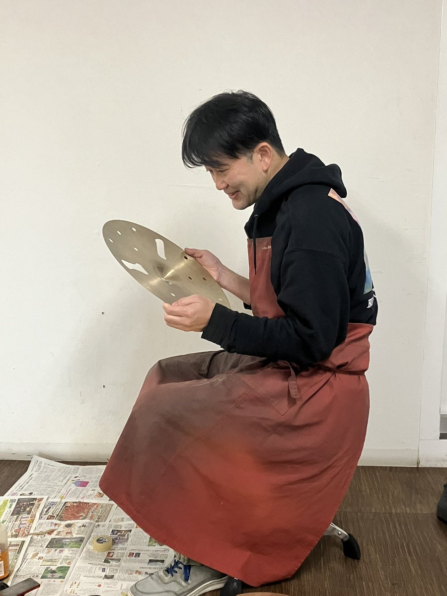 ashdrumsstudio's tweet photo. ドラム &amp; シンバルの修理で、Drummers Collective時代の同期の、谷本成輝さんにスタジオまで来て頂きました！

3時間後にはタム2台、シンバル3枚、見事に完治！！

しげさんありがとうございました！！

#ドラム修理
#シンバル修理
#シンバルは切れます https://t.co/OoaehjO6WB
