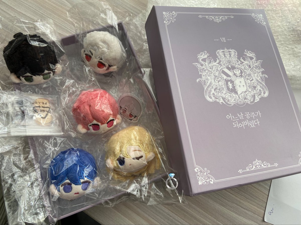 plave_ring's tweet photo. Thank you @Obelianzz 💙💜🩷❤️🖤
Always a pleasant day when your parcel arrives! #PLAMochi #플레모찌 too cute~~

And, I love the box too 🥹 My fav manhwa…Gonna make use of it 👀
#obelianz_fb https://t.co/oMXCRrkwNJ