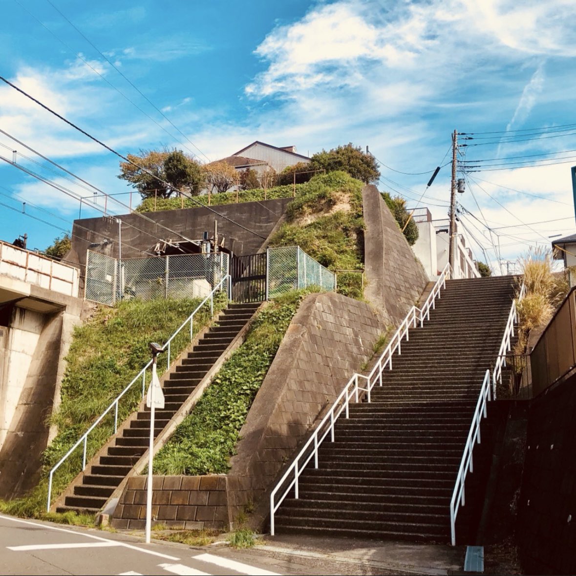 koga_CoC's tweet photo. ワイの趣味
良い階段探し https://t.co/cFouoK3rWg