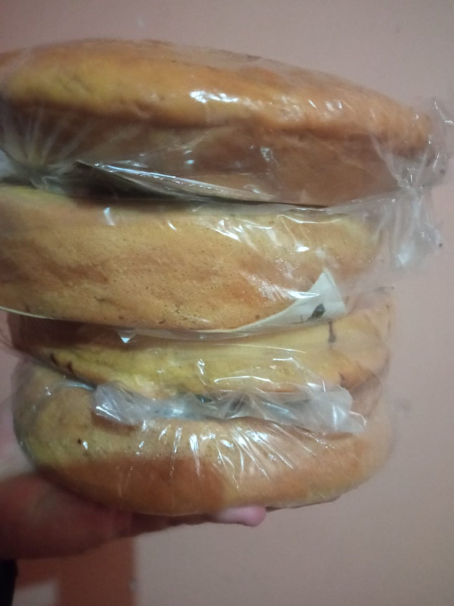 neox3_2000's tweet photo. y ni falta me hacen las roscas: encontre #pan de #elote en la calle  ... 4 panes por 5 dolares -100 pesos mexicanos-  y sin la posibilidad de morir por un muñeco atorado en el gaznate XD https://t.co/oIrxBcPaje