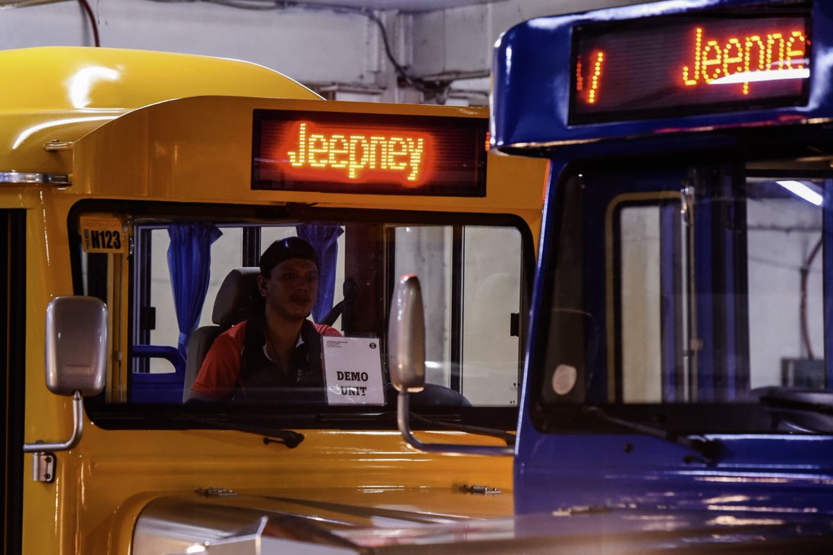 ABSCBNNews's tweet photo. TINGNAN: Isinasagawa ng isang automotive corporation ang demo test sa Quezon City ng mga modernized jeepneys mula sa China. Naglalaro ang halaga ng mga ganitong uri ng jeepney simula P2.4 milyon hanggang P2.5 milyon. | via Maria Tan, ABS-CBN News

Kaugnay na ulat: https://t.co/a7Jo3B62wa