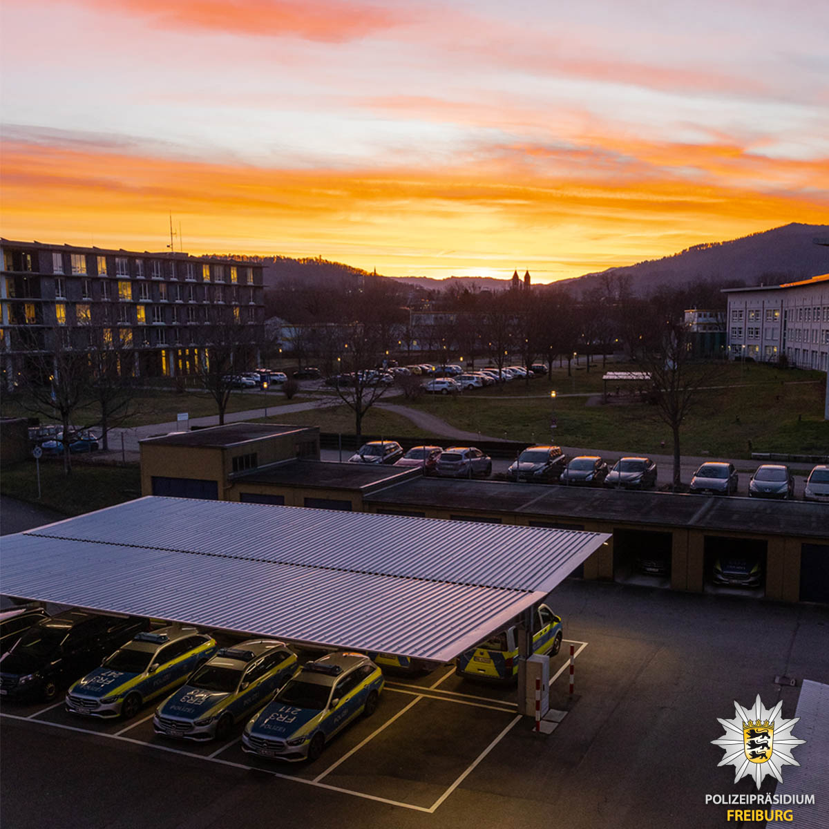 PolizeiFR's tweet image. 🌞 Über #Baden lacht die #Sonne... 

...und das schon am frühen Morgen, wenn sie mit voller Kraft die Wipfel des Schwarzwaldes in der Ferne erklimmt.💪 

👮‍♂️Wir wünschen Euch einen guten Start in den Tag!

Kommt gut und #sicher an, wo immer ihr auch hin müsst!

#Polizei #Freiburg