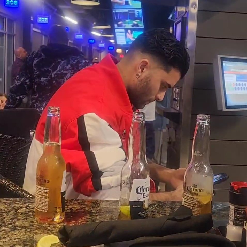 ebcshines's tweet image. No supero lo bien que le queda el rojo