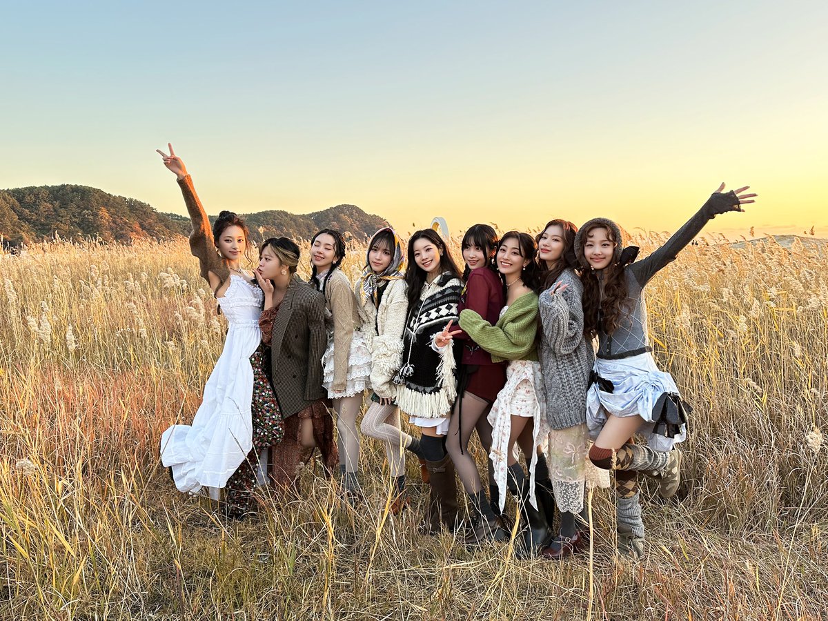 TWICE tweet media