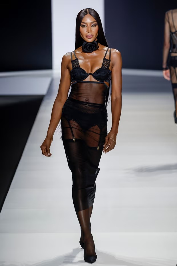 ursulaunaula's tweet photo. Campbell on the catwalk during Dolce &amp; Gabbana’s spring-summer 2024 show in Milan. #modelling #model https://t.co/cYxDxWcUhZ