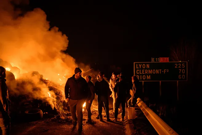 lamontagne_fr's tweet photo. #AgriculteursEnColere 
"Si on ne se bat pas, on ne sait pas de quoi sera fait demain"
Le cri des agriculteurs de l'Allier au cœur de la nuit

▶https://t.co/SGT851qq7r https://t.co/GySnGaod4f