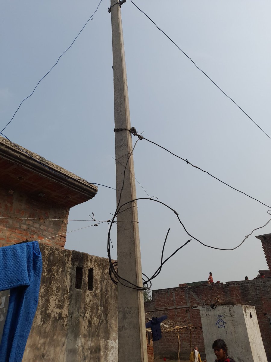 yug9889's tweet photo. बस्तौली मगदापुर खीरी जर्जर तारों की वजह से आये दिन सप्लाई बाधित हो जाती है संज्ञान लें 
#YogiAdityanath 
#uppcl 
#powercarporation https://t.co/XklBUprlg7