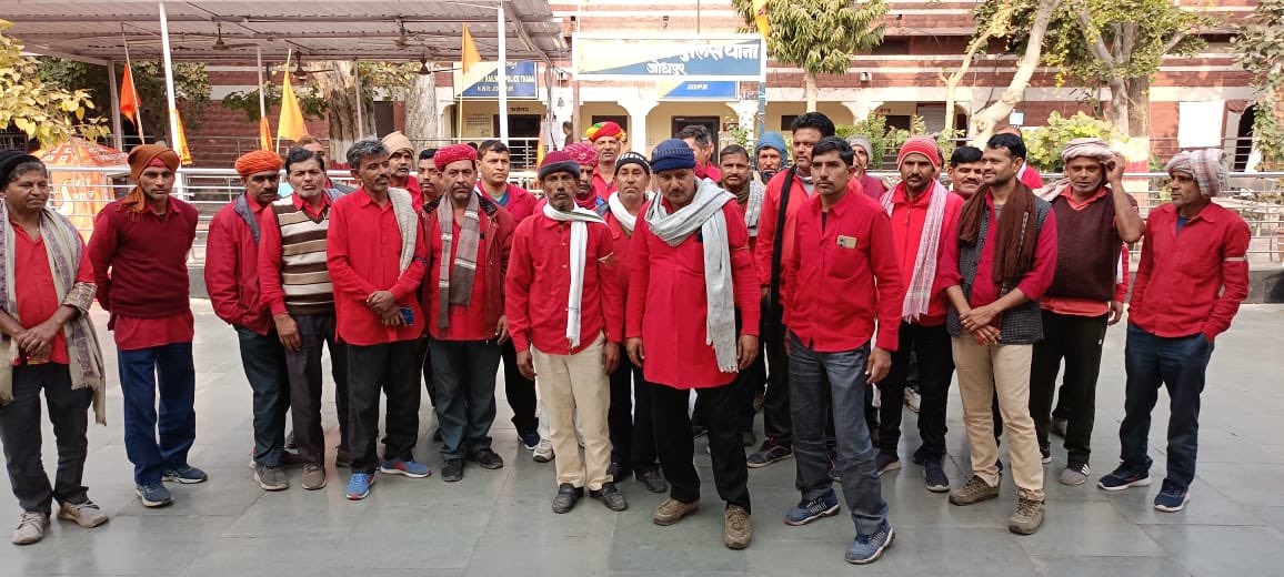 Harshit22834884's tweet photo. #jodhpur @rpbreakingnews 
जोधपुर रेलवे स्टेशन पर अपनी मांगों को लेकर देगे ज्ञापन कुलीयो का प्रदर्शन।कुली पहुचे डीआरएम आफिस। https://t.co/Ae78ai5hz5