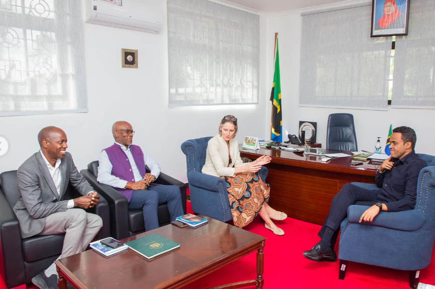 UNICEFTanzania's tweet photo. #KwaKilaMtoto, lishe bora🥦
Jana mwakilishi wa @UNICEFTanzania, Bi Elke Wisch amekutana na Waziri wa Kilimo, Mhe @HusseinBashe kuhusu ushirikiano katika kuboresha suala zima la lishe nchini. Kwa pamoja tunaweza kuhakikisha watoto wanakuwa na mwanzo bora kupitia lishe bora https://t.co/y4fSNz2ALx