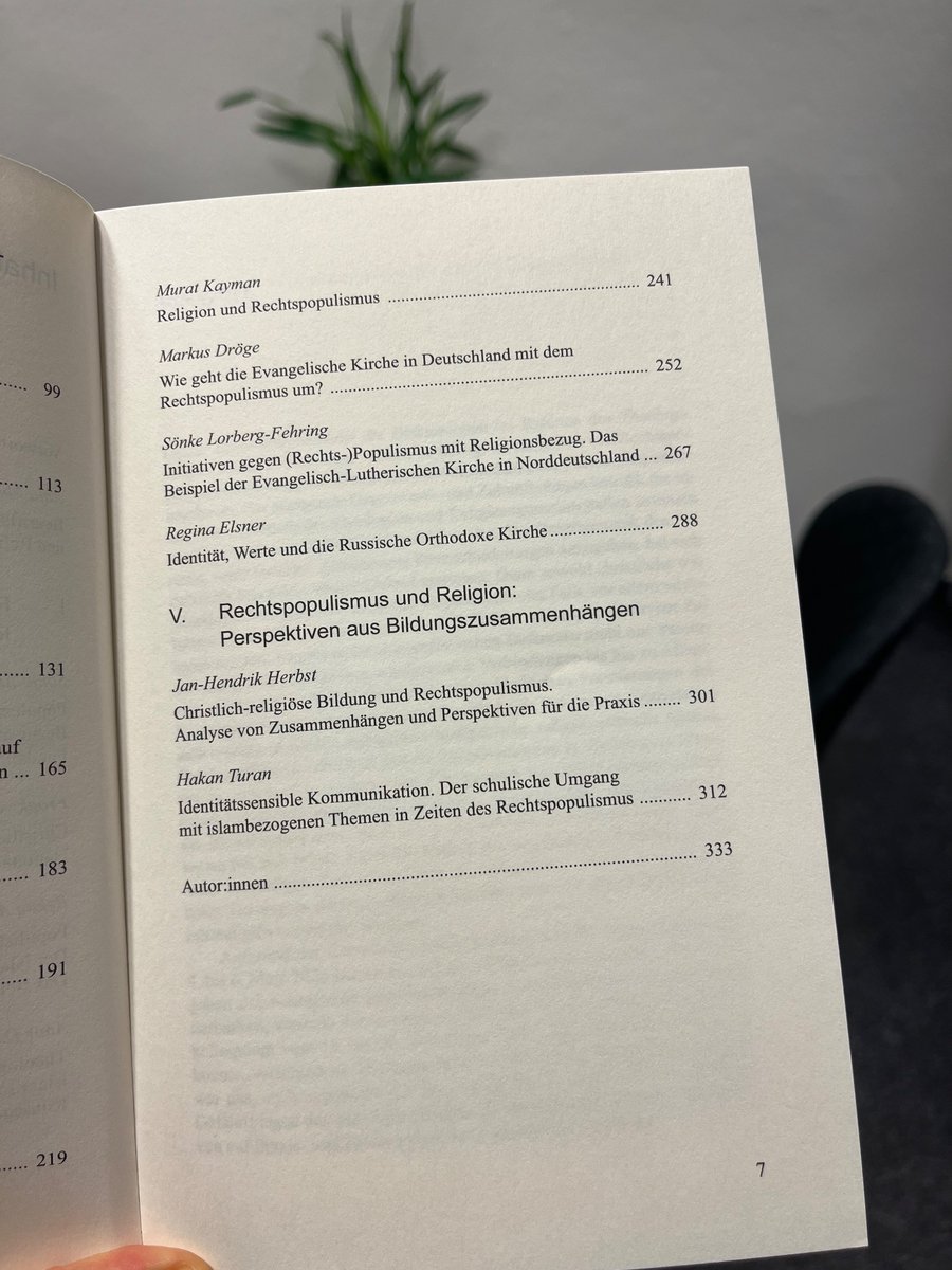 Immer schön, die unerwartete Publikationspost auf dem Schreibtisch :-) Die Beiträge der „Populismus und Religion“-Tagung vom Frühjahr 2022 sind da. Wenige Tage nach der russischen Invasion war es damals spannend, die Zusammenhänge zu diskutieren- das bleibt aktuell! <a href="/c_stroebele/">Christian Ströbele</a>