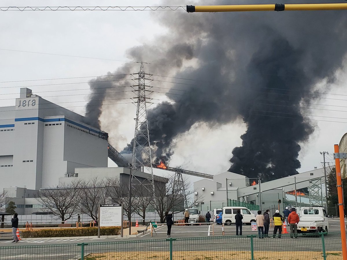psan512's tweet photo. 武豊火力発電所
建屋の横が吹き飛んでる
燃料パイプがすごい燃えてる。

歩いてきたけど車で野次馬は緊急車両の妨げになりそう。。 https://t.co/VhdtPSvk6J
