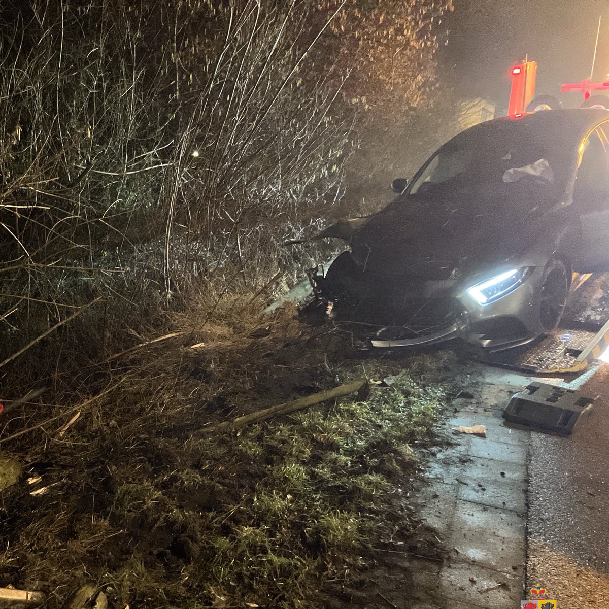 WIS_Limburg's tweet photo. Op de #N278 in Lemiers heeft zojuist een eenzijdige aanrijding plaatsgevonden. De bestuurder is onderzocht door het ambulancepersoneel en de auto is geborgen. Onze calamiteitenaannemer is onderweg om de geleiderail te verwijderen🔨⚠️ ^Wis Joep/Paul @RWSverkeersinfo https://t.co/XQ8IsqeiDp