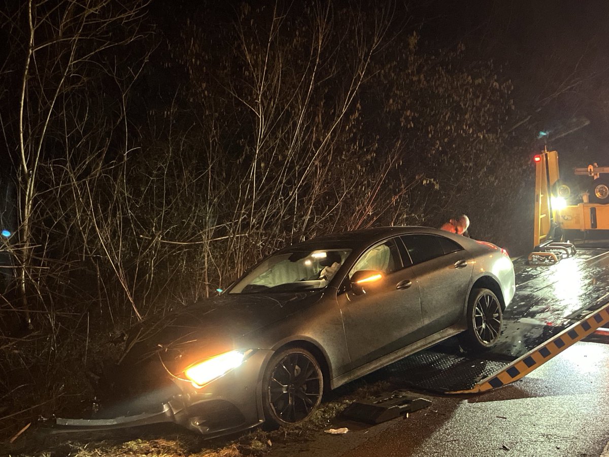 WIS_Limburg's tweet photo. Op de #N278 in Lemiers heeft zojuist een eenzijdige aanrijding plaatsgevonden. De bestuurder is onderzocht door het ambulancepersoneel en de auto is geborgen. Onze calamiteitenaannemer is onderweg om de geleiderail te verwijderen🔨⚠️ ^Wis Joep/Paul @RWSverkeersinfo https://t.co/XQ8IsqeiDp