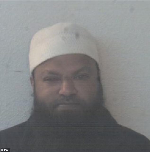 DamienRieu's tweet photo. Le Daily Mail révèle qu'au moins 11 membres des gangs musulmans de Rotherham, en Angleterre, ont été discrètement libérés après avoir purgé seulement la moitié de leur peine ou seront bientôt libérés. Des centaines de filles anglaises ont été violées et abusées sexuellement pendant des années.
(Via @MrAndyNgo)
https://t.co/AxGXtq0dZW