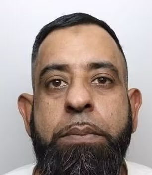 DamienRieu's tweet photo. Le Daily Mail révèle qu'au moins 11 membres des gangs musulmans de Rotherham, en Angleterre, ont été discrètement libérés après avoir purgé seulement la moitié de leur peine ou seront bientôt libérés. Des centaines de filles anglaises ont été violées et abusées sexuellement pendant des années.
(Via @MrAndyNgo)
https://t.co/AxGXtq0dZW