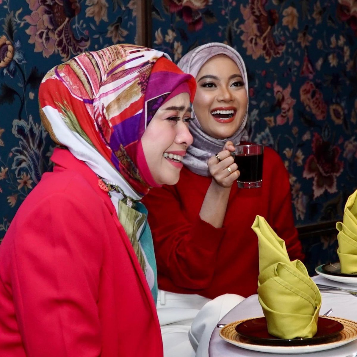 tv9malaysia's tweet photo. Tak lengkap program #NasiLemakKopiO tanpa barisan hos mantapp! 🔥
Sidang Media NLKO yang sedang berlangsung di De.Wan 1958 By Chef Wan petang ini.
#NLKO #TV9Malaysia https://t.co/S1fz6p0aS6