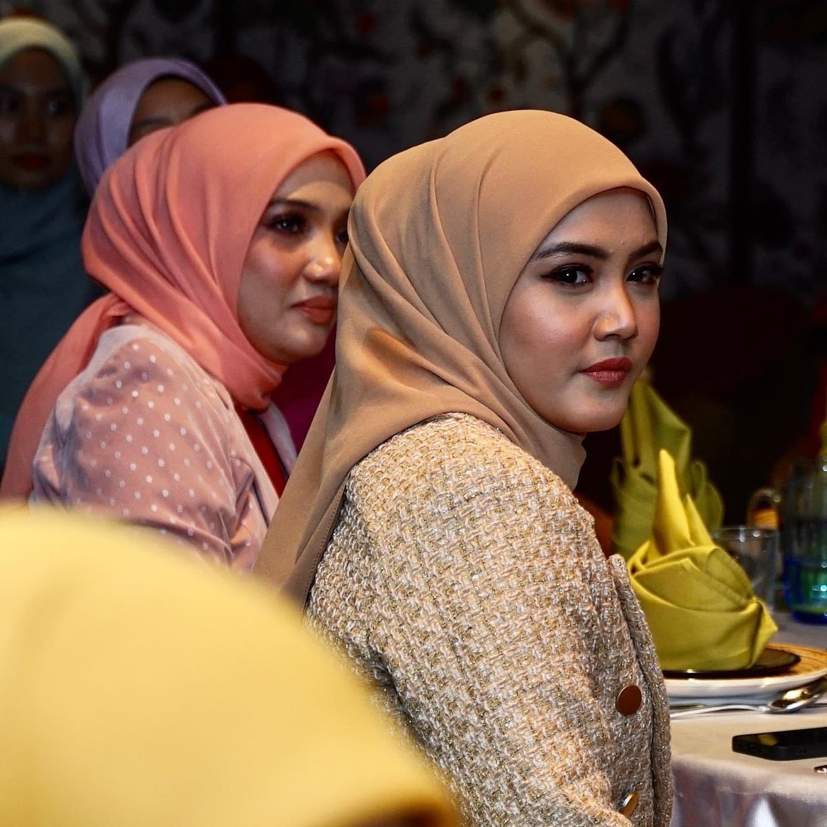 tv9malaysia's tweet photo. Tak lengkap program #NasiLemakKopiO tanpa barisan hos mantapp! 🔥
Sidang Media NLKO yang sedang berlangsung di De.Wan 1958 By Chef Wan petang ini.
#NLKO #TV9Malaysia https://t.co/S1fz6p0aS6