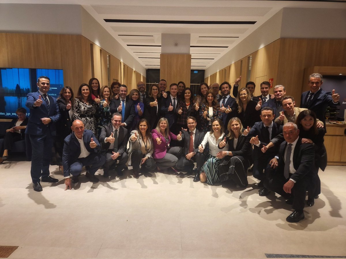 pepe_meseguer's tweet photo. CaixaBank inauguró el pasado lunes su revolucionaria oficina Store Multicentro, ubicada en la emblemática Gran Vía de Murcia. Este lanzamiento no solo simboliza un paso adelante en el sector bancario regional, sino que también reafirma nuestro compromiso con la innovación, la sostenibilidad y la proximidad con nuestros clientes.

El acto inaugural, que contó con la presencia de cerca de 200 personalidades de diferentes sectores empresariales y sociales de la Región de Murcia, fue un fiel reflejo del papel integral de CaixaBank en el territorio. 

Con más de 800 metros cuadrados, la Store Multicentro combina un diseño vanguardista con funcionalidad, destacando la 'Store Multicentro Café' y áreas de atención personalizada. Estos espacios están diseñados para mejorar la interacción y ofrecer una experiencia bancaria excepcional.

Esta oficina, la primera de su tipo en la Región de Murcia, representa una fusión única de servicios para clientes particulares y profesionales, con 24 gestores especializados en Banca de Negocios y Banca de Particulares.

La apertura de esta oficina es una prueba tangible del compromiso de CaixaBank con el crecimiento sostenible y el apoyo a la Región de Murcia, posicionándose como un centro neurálgico para negocios, innovación y desarrollo personal.

Este proyecto es un ejemplo de cómo CaixaBank lidera el camino hacia un futuro bancario más sostenible y conectado, alineando nuestros valores con las necesidades de nuestros clientes y de la sociedad murciana.