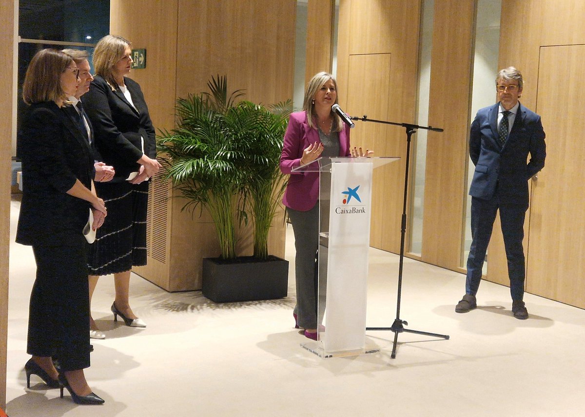pepe_meseguer's tweet photo. CaixaBank inauguró el pasado lunes su revolucionaria oficina Store Multicentro, ubicada en la emblemática Gran Vía de Murcia. Este lanzamiento no solo simboliza un paso adelante en el sector bancario regional, sino que también reafirma nuestro compromiso con la innovación, la sostenibilidad y la proximidad con nuestros clientes.

El acto inaugural, que contó con la presencia de cerca de 200 personalidades de diferentes sectores empresariales y sociales de la Región de Murcia, fue un fiel reflejo del papel integral de CaixaBank en el territorio. 

Con más de 800 metros cuadrados, la Store Multicentro combina un diseño vanguardista con funcionalidad, destacando la 'Store Multicentro Café' y áreas de atención personalizada. Estos espacios están diseñados para mejorar la interacción y ofrecer una experiencia bancaria excepcional.

Esta oficina, la primera de su tipo en la Región de Murcia, representa una fusión única de servicios para clientes particulares y profesionales, con 24 gestores especializados en Banca de Negocios y Banca de Particulares.

La apertura de esta oficina es una prueba tangible del compromiso de CaixaBank con el crecimiento sostenible y el apoyo a la Región de Murcia, posicionándose como un centro neurálgico para negocios, innovación y desarrollo personal.

Este proyecto es un ejemplo de cómo CaixaBank lidera el camino hacia un futuro bancario más sostenible y conectado, alineando nuestros valores con las necesidades de nuestros clientes y de la sociedad murciana.