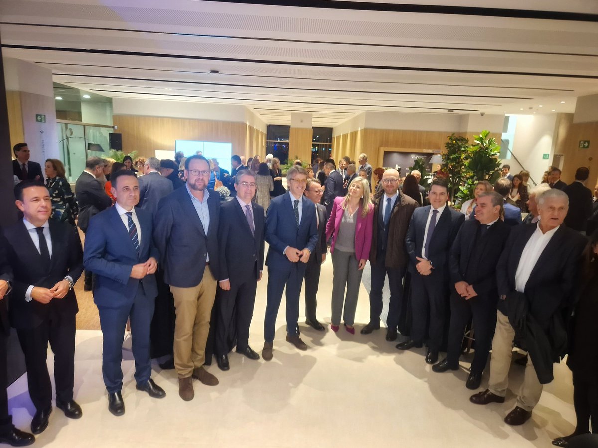 pepe_meseguer's tweet photo. CaixaBank inauguró el pasado lunes su revolucionaria oficina Store Multicentro, ubicada en la emblemática Gran Vía de Murcia. Este lanzamiento no solo simboliza un paso adelante en el sector bancario regional, sino que también reafirma nuestro compromiso con la innovación, la sostenibilidad y la proximidad con nuestros clientes.

El acto inaugural, que contó con la presencia de cerca de 200 personalidades de diferentes sectores empresariales y sociales de la Región de Murcia, fue un fiel reflejo del papel integral de CaixaBank en el territorio. 

Con más de 800 metros cuadrados, la Store Multicentro combina un diseño vanguardista con funcionalidad, destacando la 'Store Multicentro Café' y áreas de atención personalizada. Estos espacios están diseñados para mejorar la interacción y ofrecer una experiencia bancaria excepcional.

Esta oficina, la primera de su tipo en la Región de Murcia, representa una fusión única de servicios para clientes particulares y profesionales, con 24 gestores especializados en Banca de Negocios y Banca de Particulares.

La apertura de esta oficina es una prueba tangible del compromiso de CaixaBank con el crecimiento sostenible y el apoyo a la Región de Murcia, posicionándose como un centro neurálgico para negocios, innovación y desarrollo personal.

Este proyecto es un ejemplo de cómo CaixaBank lidera el camino hacia un futuro bancario más sostenible y conectado, alineando nuestros valores con las necesidades de nuestros clientes y de la sociedad murciana.