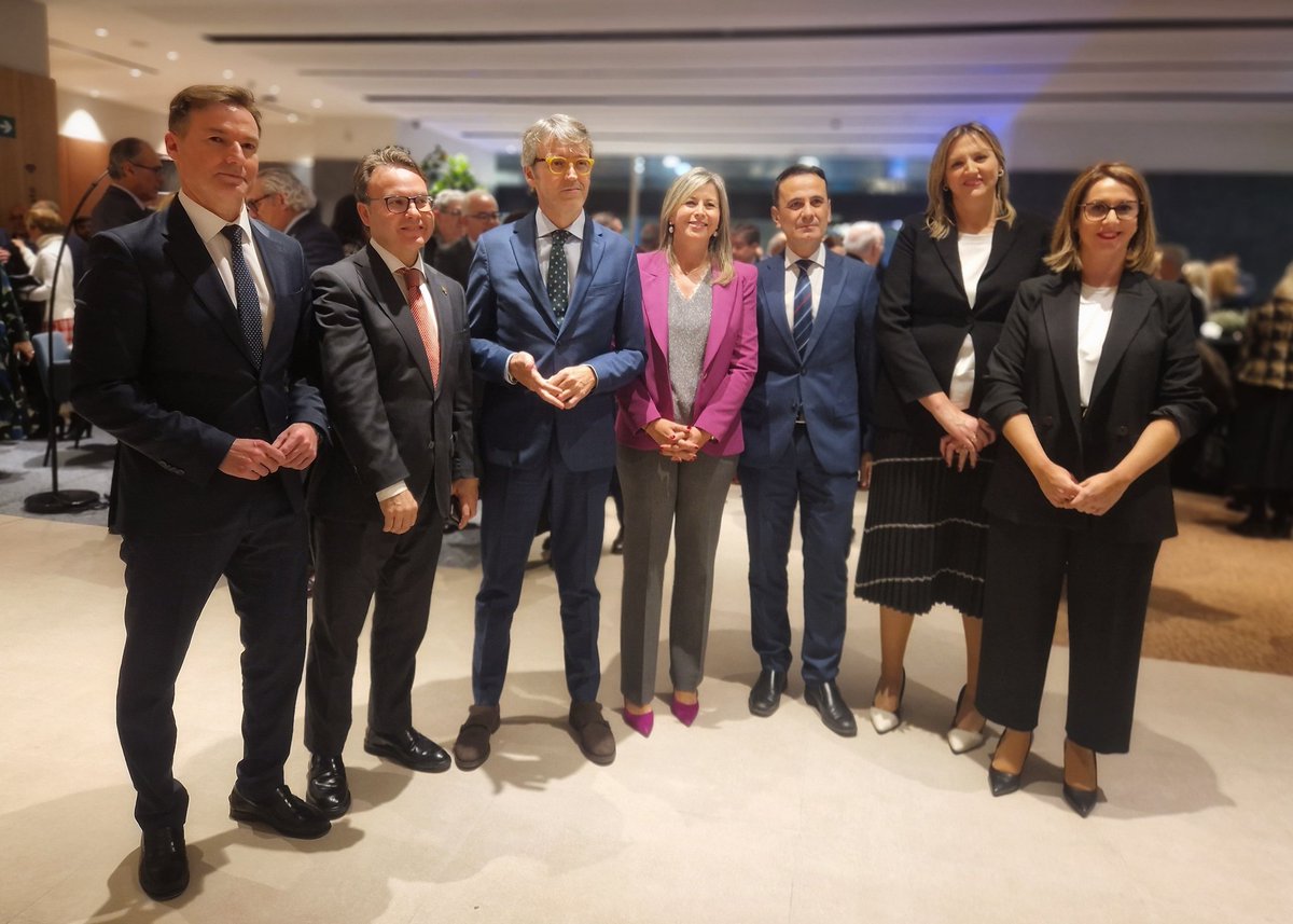 pepe_meseguer's tweet photo. CaixaBank inauguró el pasado lunes su revolucionaria oficina Store Multicentro, ubicada en la emblemática Gran Vía de Murcia. Este lanzamiento no solo simboliza un paso adelante en el sector bancario regional, sino que también reafirma nuestro compromiso con la innovación, la sostenibilidad y la proximidad con nuestros clientes.

El acto inaugural, que contó con la presencia de cerca de 200 personalidades de diferentes sectores empresariales y sociales de la Región de Murcia, fue un fiel reflejo del papel integral de CaixaBank en el territorio. 

Con más de 800 metros cuadrados, la Store Multicentro combina un diseño vanguardista con funcionalidad, destacando la 'Store Multicentro Café' y áreas de atención personalizada. Estos espacios están diseñados para mejorar la interacción y ofrecer una experiencia bancaria excepcional.

Esta oficina, la primera de su tipo en la Región de Murcia, representa una fusión única de servicios para clientes particulares y profesionales, con 24 gestores especializados en Banca de Negocios y Banca de Particulares.

La apertura de esta oficina es una prueba tangible del compromiso de CaixaBank con el crecimiento sostenible y el apoyo a la Región de Murcia, posicionándose como un centro neurálgico para negocios, innovación y desarrollo personal.

Este proyecto es un ejemplo de cómo CaixaBank lidera el camino hacia un futuro bancario más sostenible y conectado, alineando nuestros valores con las necesidades de nuestros clientes y de la sociedad murciana.