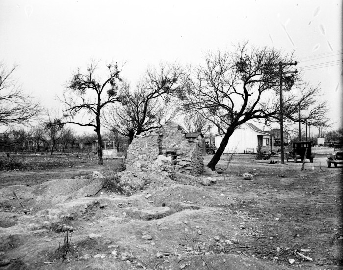 ‘Remnants of the original Indian living quarters, constructed of tufa, along the west wall of the mission compound, January 1933.’
#blackandwhitephotography #MissionSanJose #SanAntonio #GreatDepression #SpanishMissions