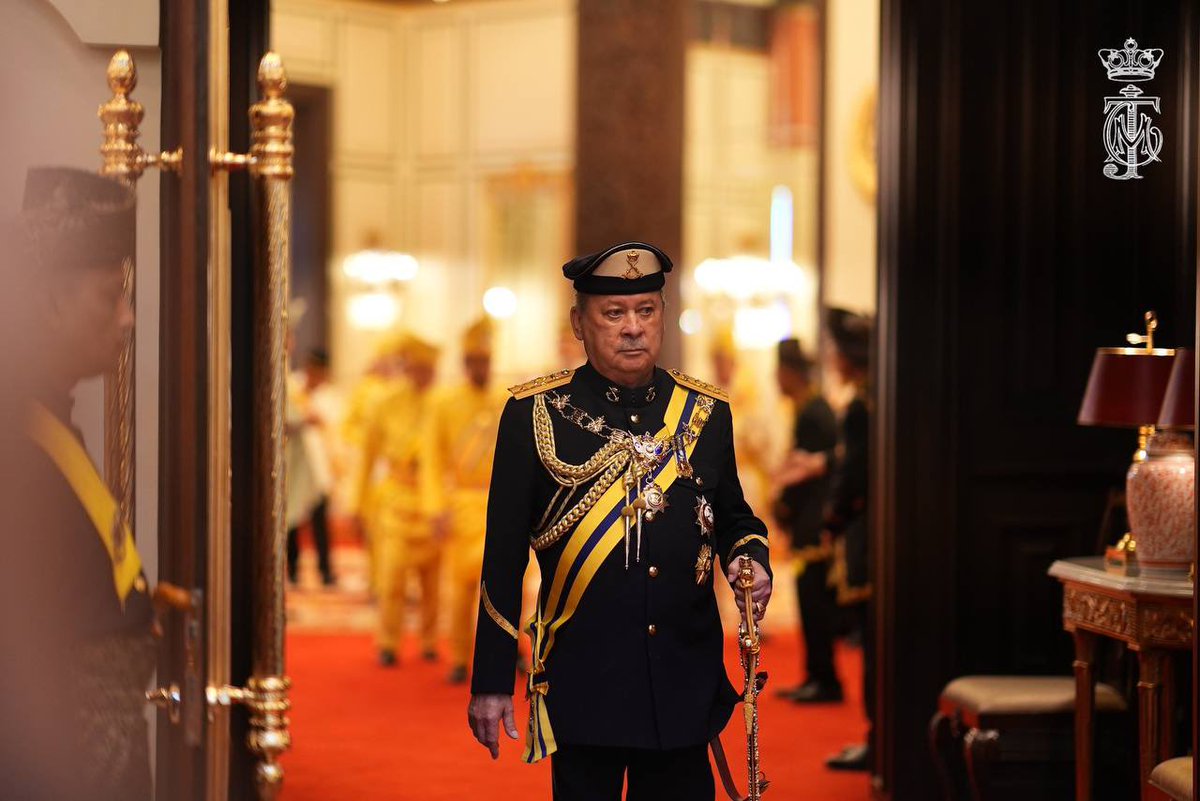 HRHJohorII's tweet photo. Istiadat Melafaz dan Menandatangani Surat Sumpah Jawatan Seri Paduka Baginda Yang di-Pertuan Agong Ke-17 yang berlangsung dalam mesyuarat Majlis Raja-Raja Ke-264 (Khas), di Balairung Seri, Istana Negara pada hari ini, 31 Januari 2024. Allah Peliharakan Sultan. https://t.co/ZpxVuUOwtM