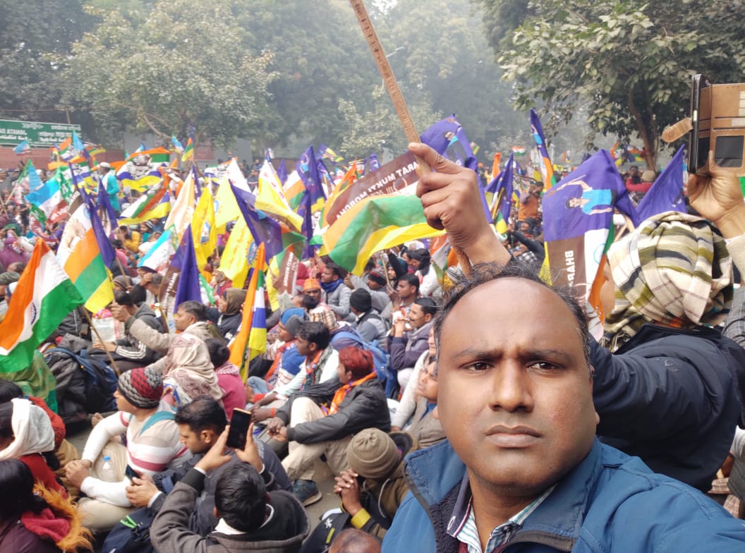आज सड़कों पर उतरा मूलनिवासियों का जनसैलाब।
हम इस देश से इस मनुस्मृति रूपी ईवीएम को हटाकर रहेंगे जिसने हमारे हक अधिकारों को छीना है और हमें गुलाम बनाने का काम किया।
#चुनाव_आयोग_पर_महामोर्चा