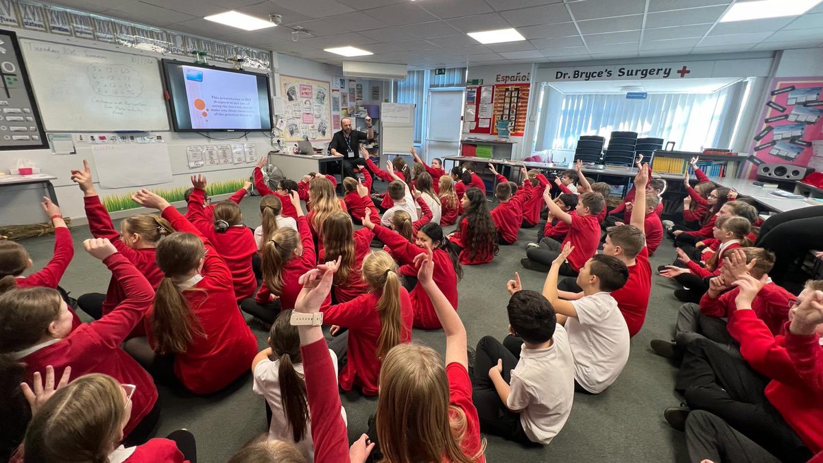 rjsyear6's tweet photo. It was great to have PC Paul Gray back  in yesterday, to help to keep all our Y6 pupils safe online 💻👩‍💻🧑‍💻 https://t.co/mUJHl1HEle