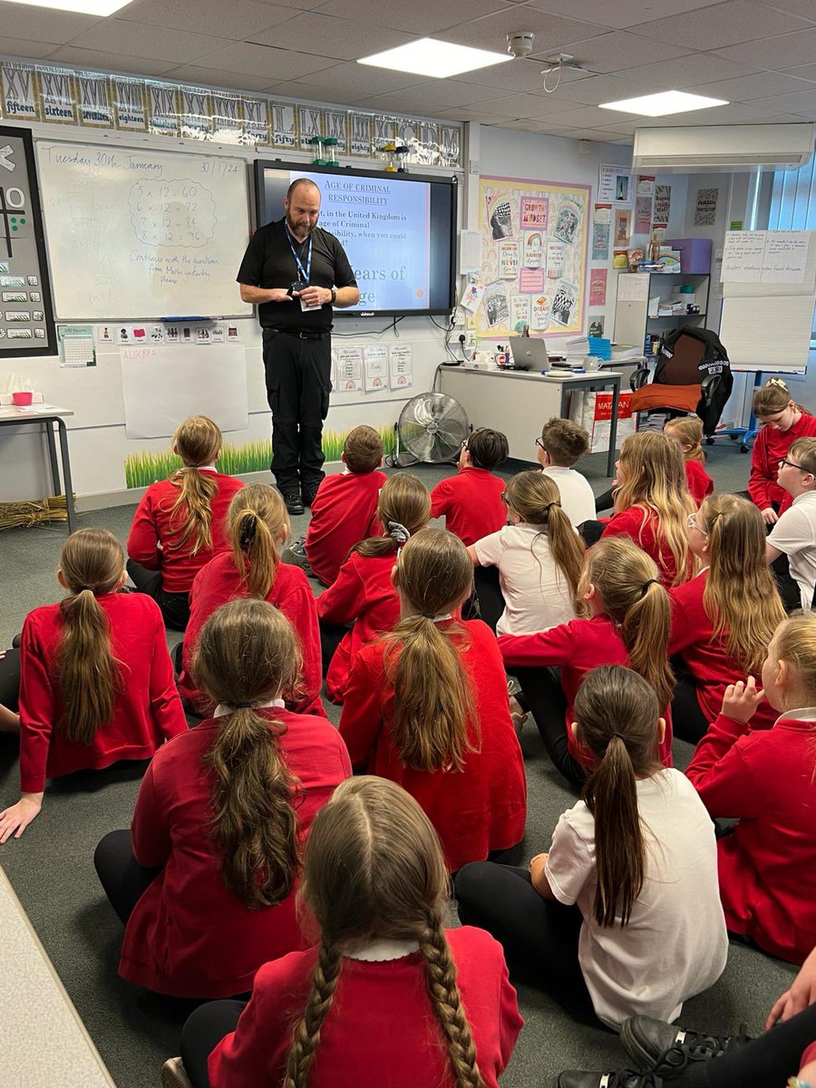 rjsyear6's tweet photo. It was great to have PC Paul Gray back  in yesterday, to help to keep all our Y6 pupils safe online 💻👩‍💻🧑‍💻 https://t.co/mUJHl1HEle