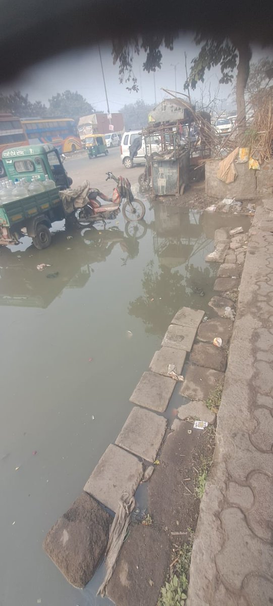 1PradeepBodh's tweet photo. गाजीपुर बस डिपो नियर सीएनजी पंप के सामने यह समस्या रहती है पानी भरने की इसमें कोई भी दिल्ली सरकार का कर्मचारी देखरेख नहीं करता इस समस्या को संज्ञान में लें @MCD_Delhi @LtGovDelhi @PMOIndia @CMODelhi @HelthMinistry https://t.co/OFk53Y1WSX