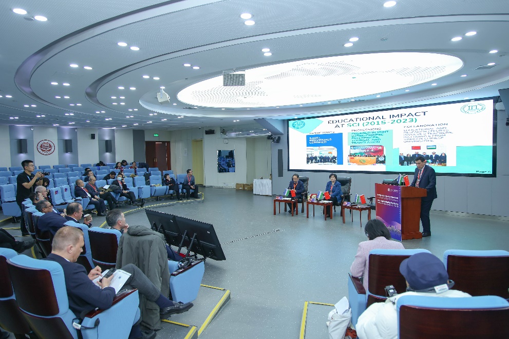 BISUoffical's tweet photo. 🎉Concrete step toward #educationalcooperation between China and #Uzbekistan!
📝The Beijing Declaration on Cooperation between Universities of Uzbekistan and China was signed on the Sino-Uzbek Educational Forum held in #BISU, heralding a new chapter for educational cooperation! https://t.co/jqfecbtYZS