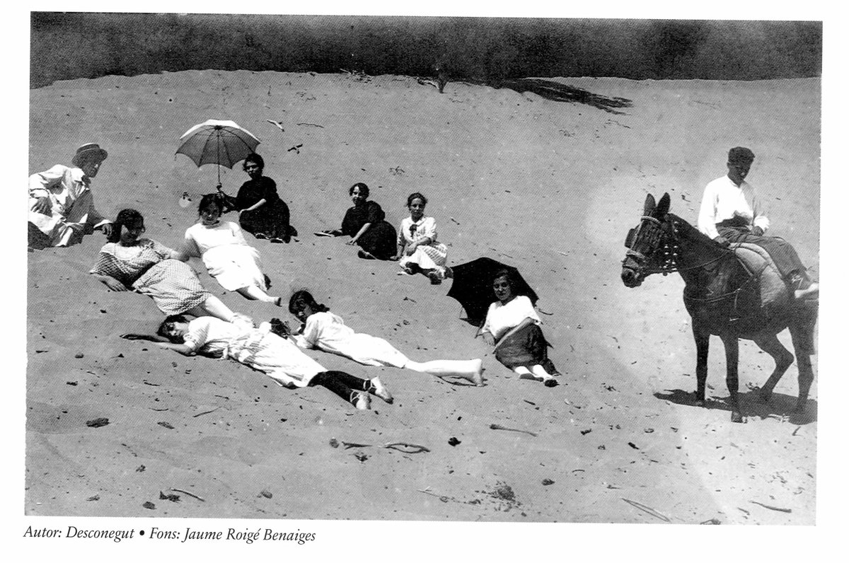 Sergi_Bernal's tweet photo. Al llibre i la películ·la #Elmestrequevaprometreelmar apareix una fotografia d la família Benaiges a la platja de la Pixerota de Mont-roig.
Ara el Centre d'Estudis Mont-rogencs en publica un llibre on apareix una d'inèdita presa el mateix dia on surt el mestre a sobre d'una mula. https://t.co/18KnKZsfml