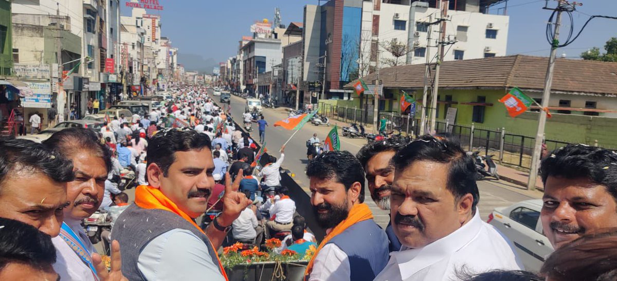 CTRavi_BJP's tweet photo. ಚಿಕ್ಕಮಗಳೂರು ಜಿಲ್ಲಾ ಬಿಜೆಪಿಯ ನೂತನ ಅಧ್ಯಕ್ಷರಾಗಿ ನೇಮಕಗೊಂಡಿರುವ ಶ್ರೀ ದೇವರಾಜ ಶೆಟ್ಟಿ ಅವರ ಪದಗ್ರಹಣ ಕಾರ್ಯಕ್ರಮಕ್ಕೆ ಆಗಮಿಸಿದ @BJP4Karnataka ದ ನೂತನ ಅಧ್ಯಕ್ಷರಾದ  @BYVijayendra ಅವರಿಗೆ ಚಿಕ್ಕಮಗಳೂರಿನ ಜನತೆ ನೀಡಿದ ಭರ್ಜರಿ ಸ್ವಾಗತ. https://t.co/vFX4XPAQMl
