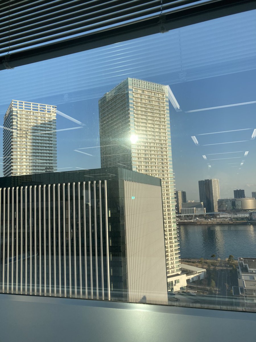 HardoLass's tweet photo. こんにちは！ハドラスです❗️今日も快晴（ここ最近ずっと言ってる気がする）ここ最近この時間くらいにとても眩しいのです
#企業公式つぶやき部 #企業公式冬のフォロー祭 #反射激しい #どうでもいいつぶやき https://t.co/RZumvktX7n
