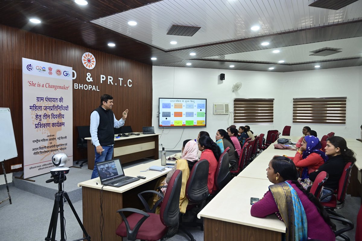AIGGPA's tweet photo. #SheisaChangemaker
Batch 5, Day 3, सत्र- ग्राम पंचायत डेवलपमेंट प्लान (GPDP) एवं पंचायतों के वित्तीय संसाधन (15 वां वित्त आयोग) तथा अन्य राजस्व विषय पर चर्चा।
श्री राजेश कुमार, सीनियर मैनेजर, टी. आर. आई. एफ., भोपाल|
#WomenEmpowerment #mahilasarpanch #PRIs https://t.co/0MsYiyD4fx
