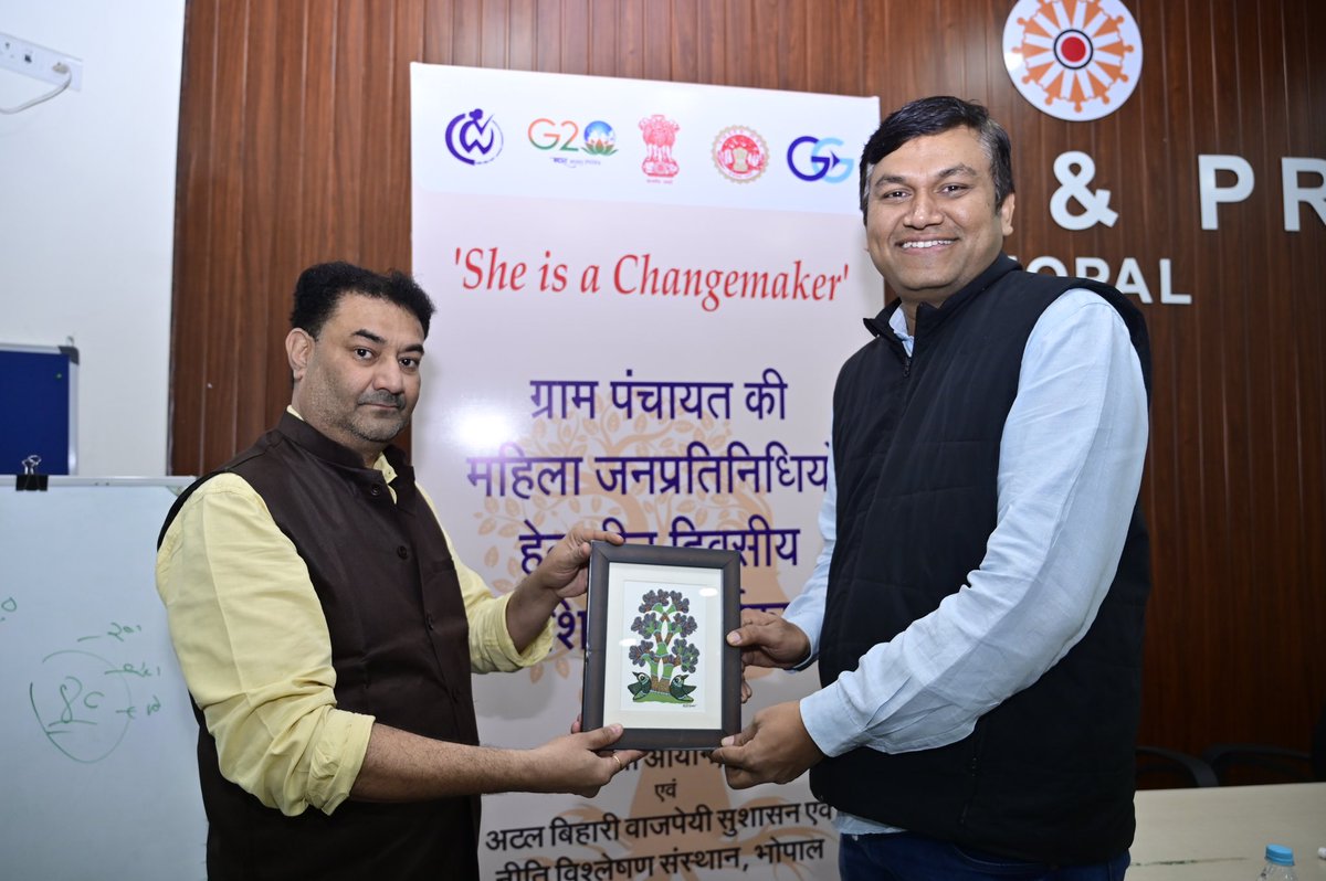 #SheisaChangemaker 
Batch 5, Day 3, सत्र- ग्राम पंचायत डेवलपमेंट प्लान (GPDP) एवं पंचायतों के वित्तीय संसाधन (15 वां वित्त आयोग) तथा अन्य राजस्व विषय पर चर्चा।

श्री राजेश कुमार, सीनियर मैनेजर, टी. आर. आई. एफ., भोपाल|

#WomenEmpowerment #mahilasarpanch #PRIs