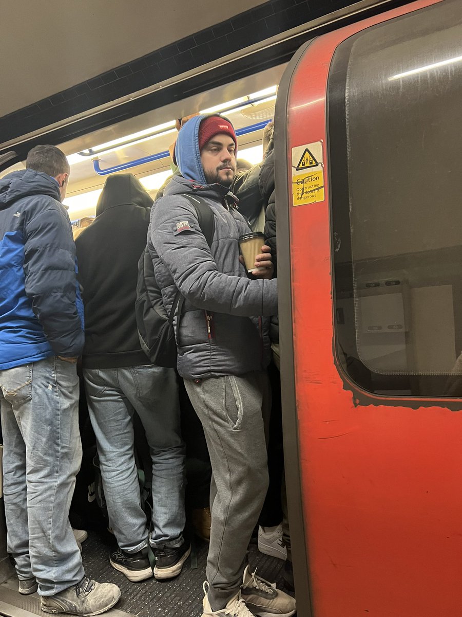 PoolsideBlog's tweet image. Even getting up early doesn’t get you space at clapham south. 7:08 !